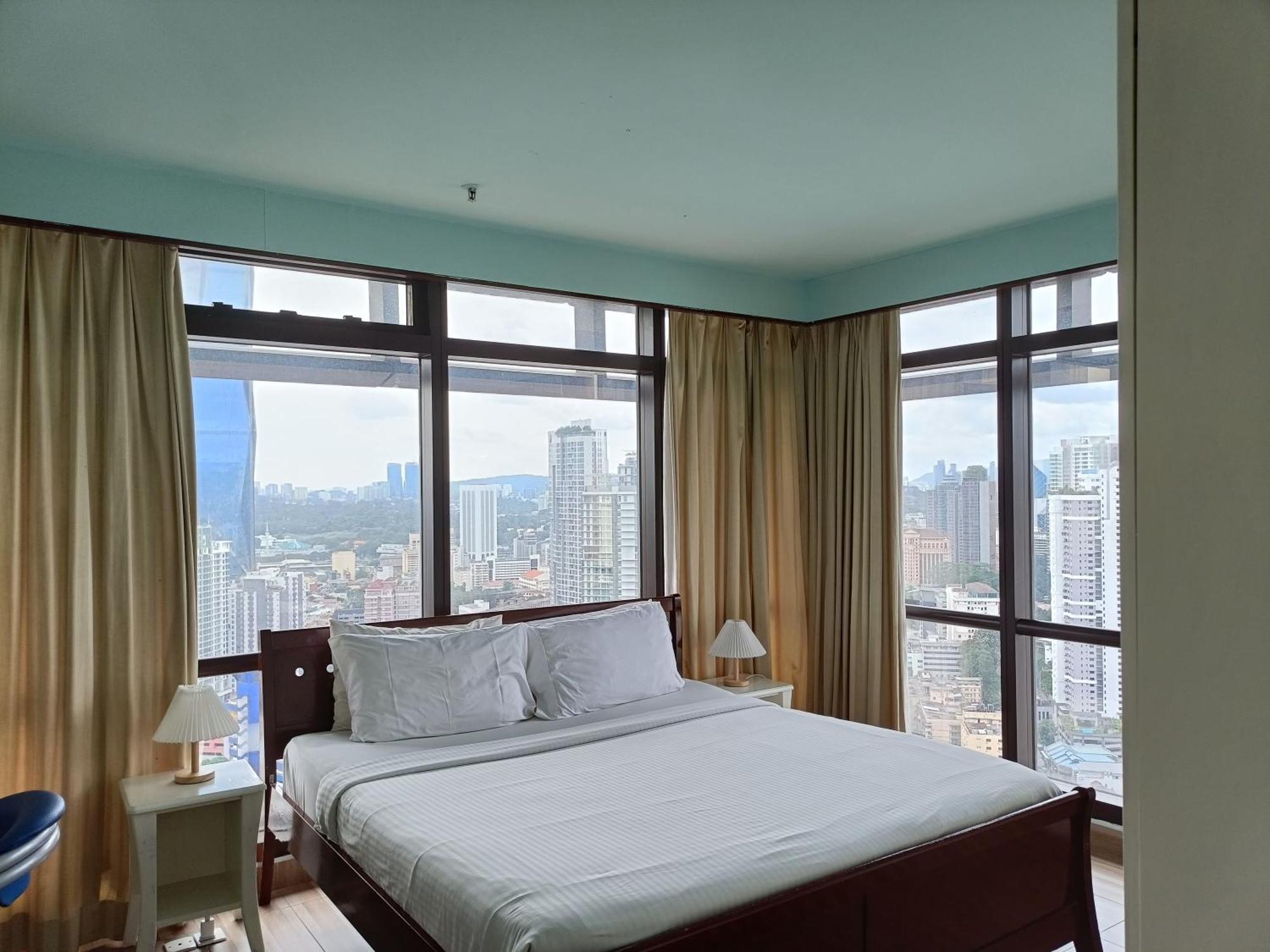Times Square Apartment By Skyline — Photos 1